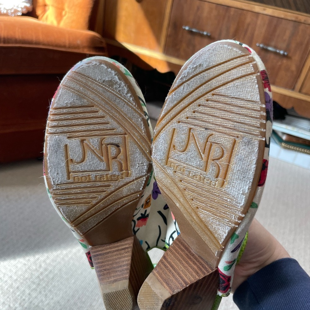 Floral Mary Jane Shoes with Green Interior. Not rated. 7.5. Adorable cloth shoes - Picture 7 of 10
